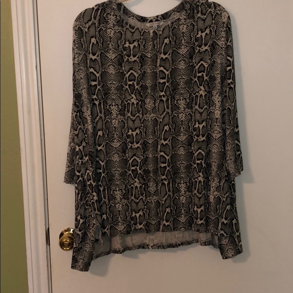 Long sleeve Black and white snake skin print top